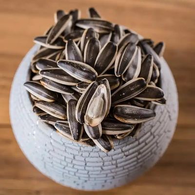 Semillas de girasol en cáscara para deliciosos aperitivos y servicio