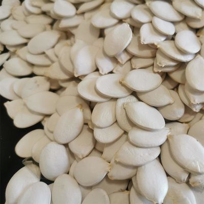 Semillas orgánicas de calabaza blanca de nieve rosada para una merienda saludable